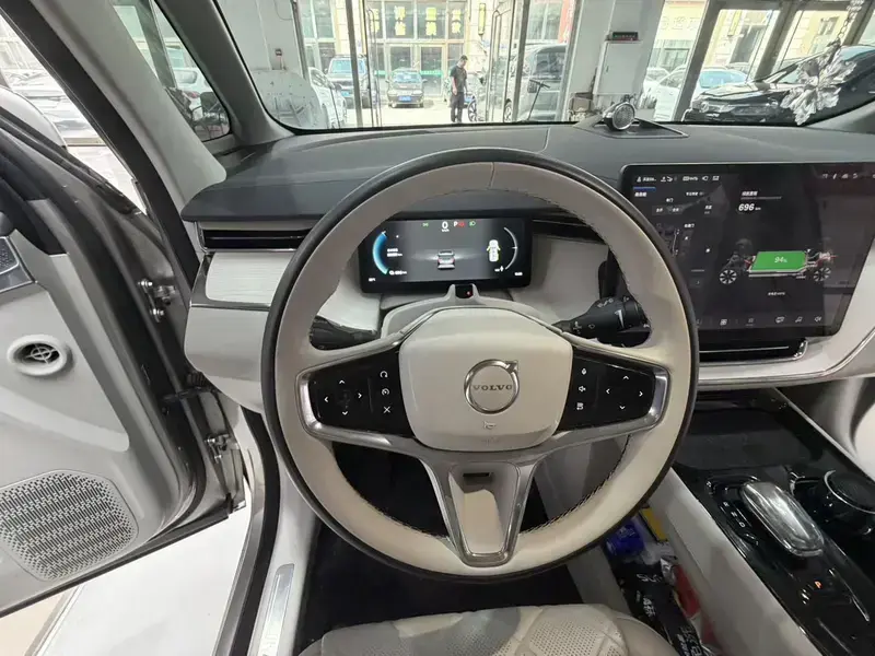 2025 Volvo EM90 с пробегом 29 000 км
