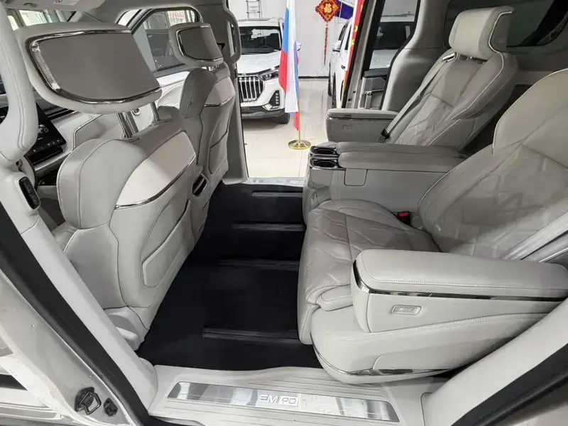 2025 Volvo EM90 с пробегом 29 000 км