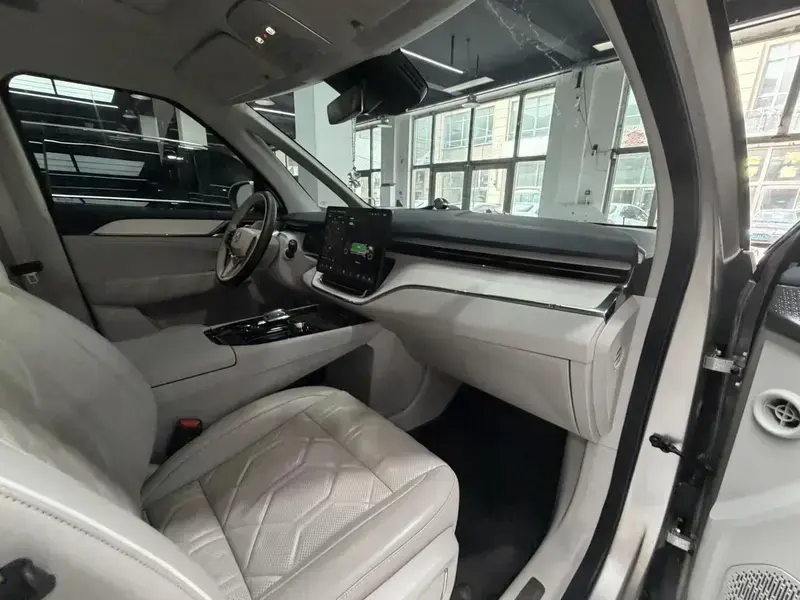 2025 Volvo EM90 с пробегом 29 000 км