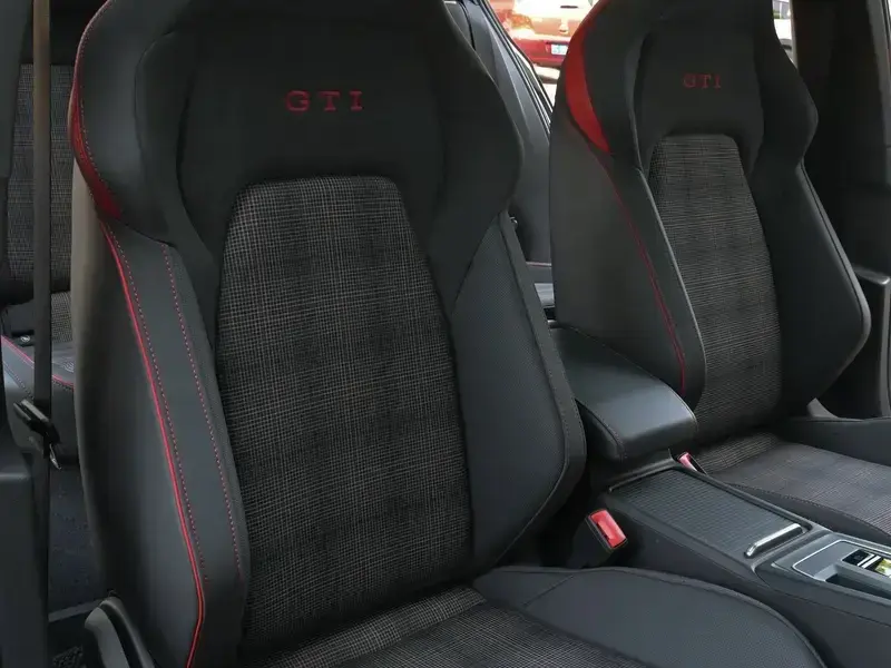 2023 Volkswagen Golf GTI с пробегом 12 000 км