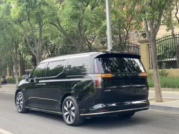 2025 Volvo EM90 с пробегом 6 000 км