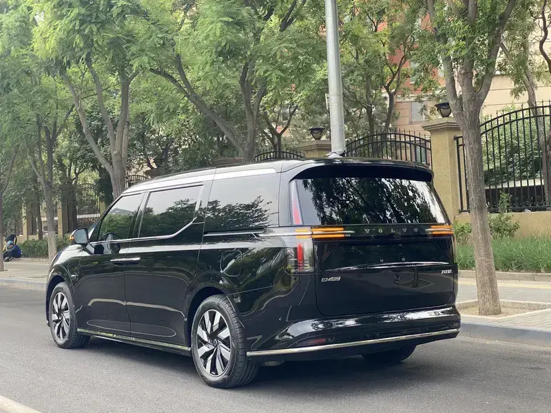 2025 Volvo EM90 с пробегом 6 000 км