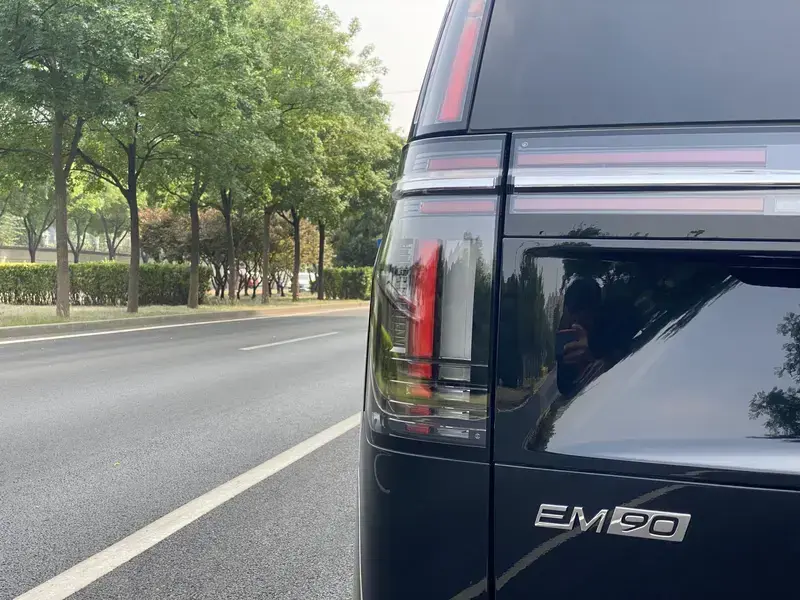 2025 Volvo EM90 с пробегом 6 000 км