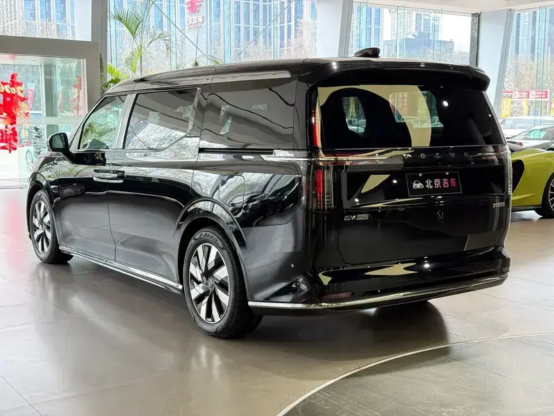2025 Volvo EM90 с пробегом 5 300 км