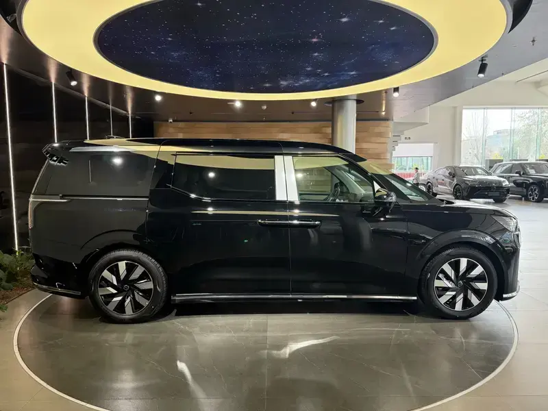 2025 Volvo EM90 с пробегом 5 300 км
