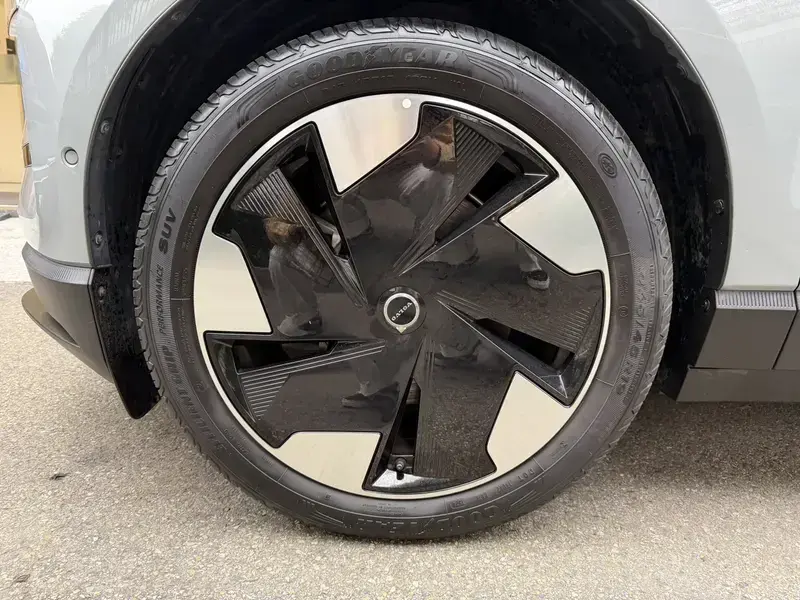 2025 Volvo EX30 с пробегом 17 000 км