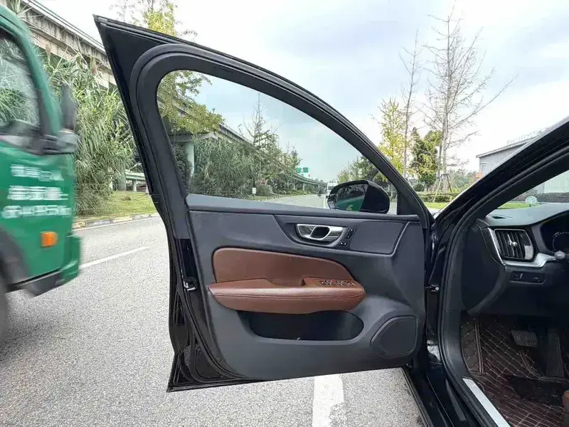 2020 Volvo S60 с пробегом 65 000 км