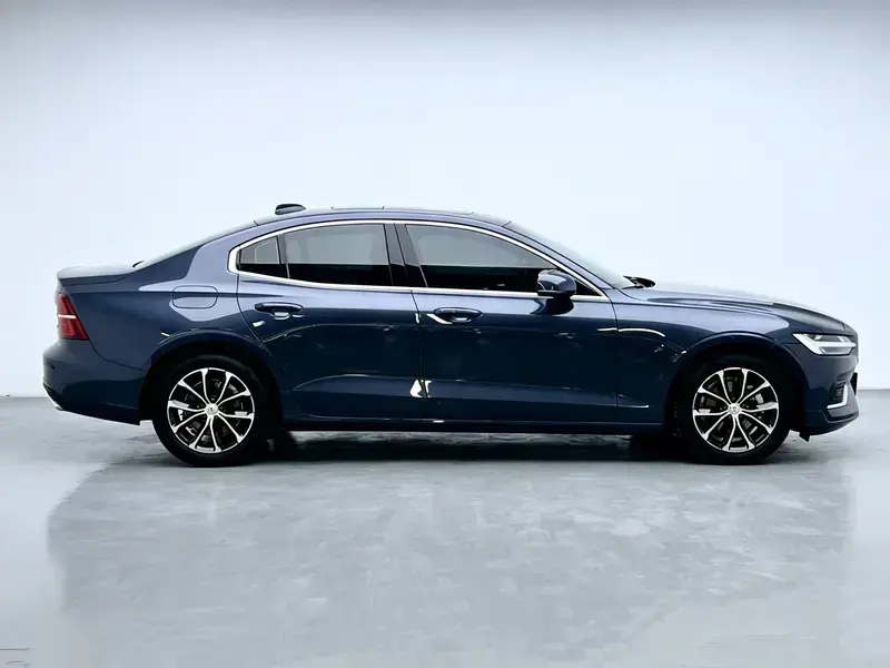 2022 Volvo S60 с пробегом 43 500 км