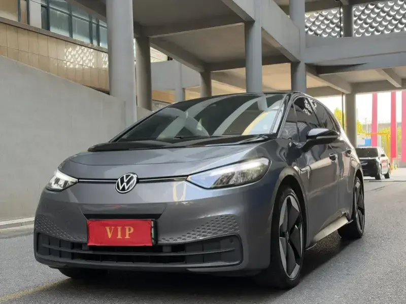 2023 Volkswagen ID.3 с пробегом 12 000 км