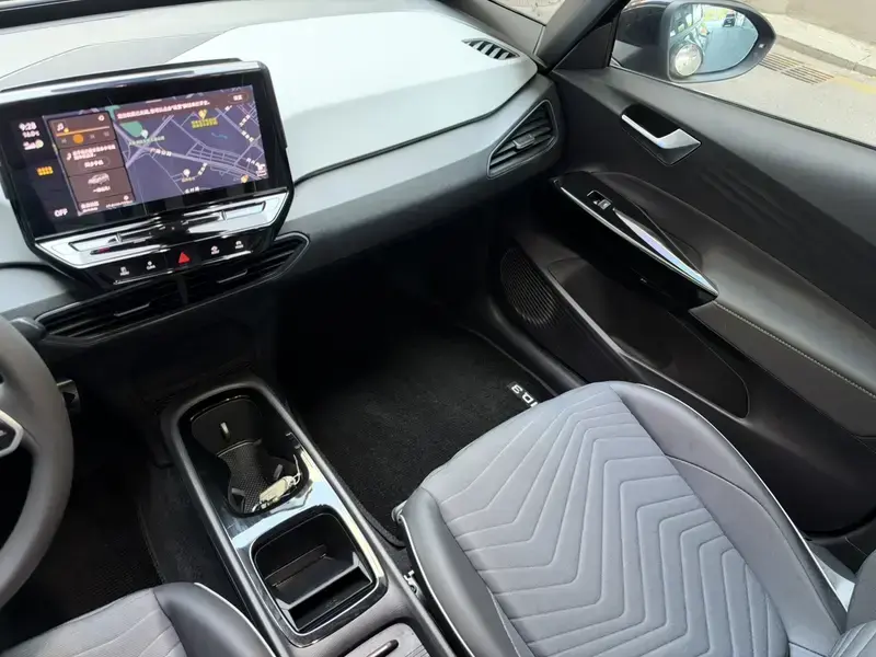 2023 Volkswagen ID.3 с пробегом 12 000 км