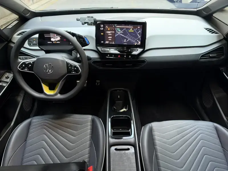 2023 Volkswagen ID.3 с пробегом 12 000 км
