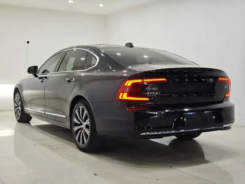 2021 Volvo S90 с пробегом 86 000 км