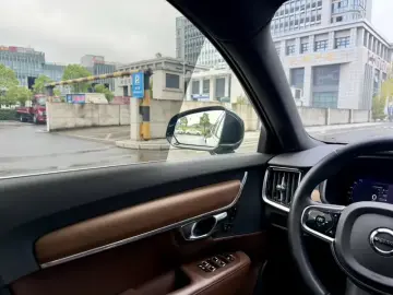 2023 Volvo S90 с пробегом 64 000 км