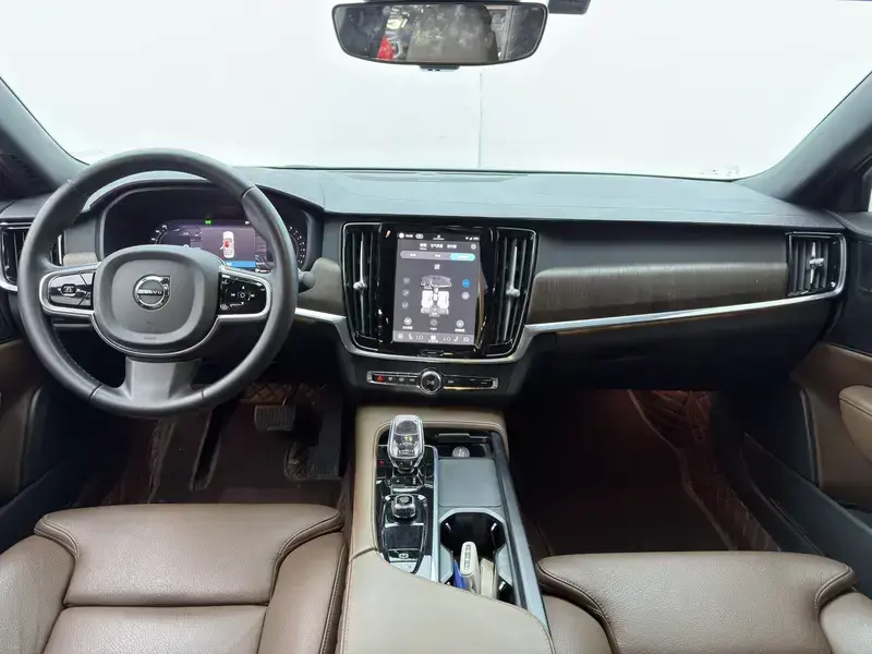 2025 Volvo S90 с пробегом 49 100 км