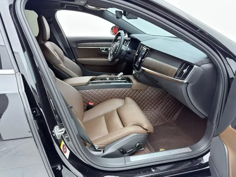 2025 Volvo S90 с пробегом 49 100 км