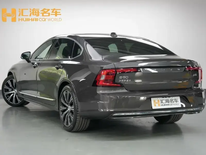 2025 Volvo S90 с пробегом 11 800 км