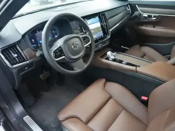 2025 Volvo S90 с пробегом 11 800 км