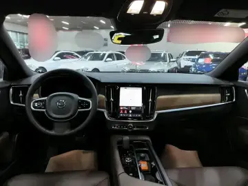 2025 Volvo S90 с пробегом 42 800 км