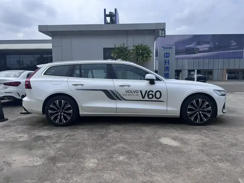 2025 Volvo V60 с пробегом 8 000 км