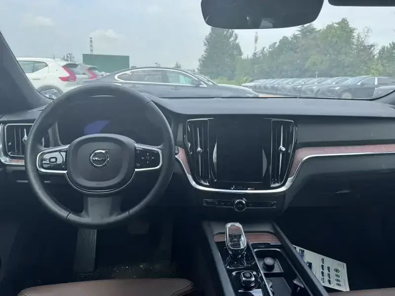 2025 Volvo V60 с пробегом 8 000 км