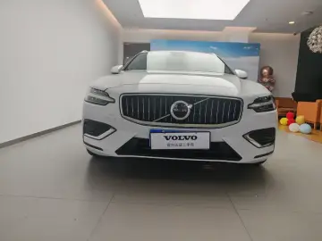 2025 Volvo V60 с пробегом 10 000 км