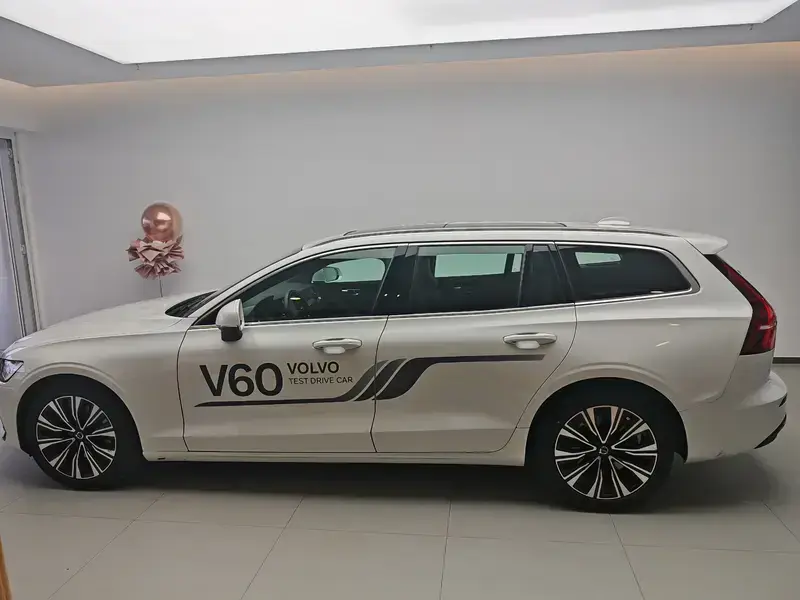 2025 Volvo V60 с пробегом 10 000 км