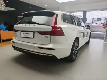 2025 Volvo V60 с пробегом 10 000 км