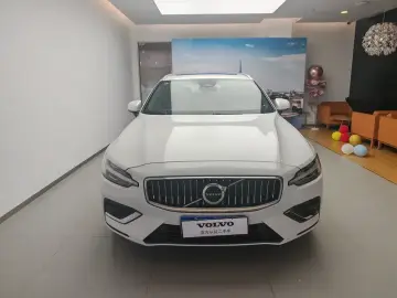 2025 Volvo V60 с пробегом 10 000 км