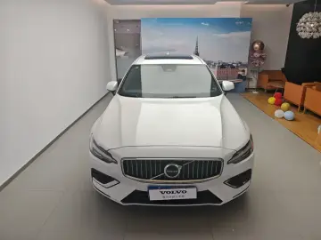 2025 Volvo V60 с пробегом 10 000 км