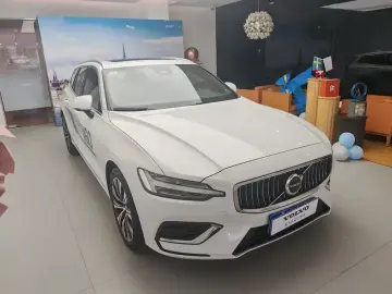 2025 Volvo V60 с пробегом 10 000 км
