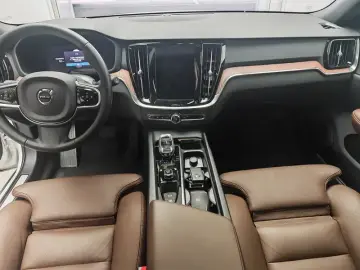 2025 Volvo V60 с пробегом 10 000 км