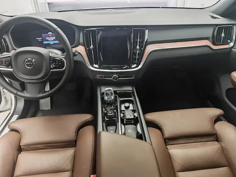 2025 Volvo V60 с пробегом 10 000 км