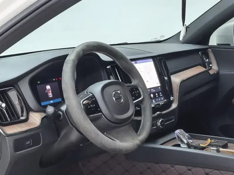 2024 Volvo XC60 с пробегом 36 000 км
