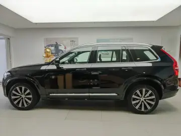 2025 Volvo XC90 с пробегом 24 000 км