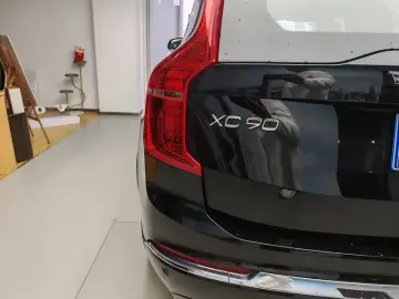 2025 Volvo XC90 с пробегом 24 000 км