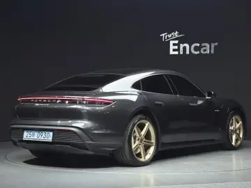 2021 Porsche Taycan с пробегом 46 848 км