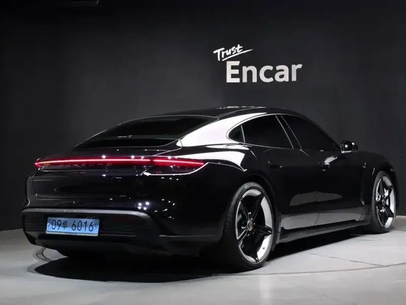 2023 Porsche Taycan с пробегом 22 700 км
