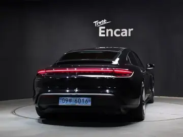 2023 Porsche Taycan с пробегом 22 700 км
