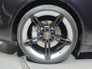 2023 Porsche Taycan с пробегом 22 700 км