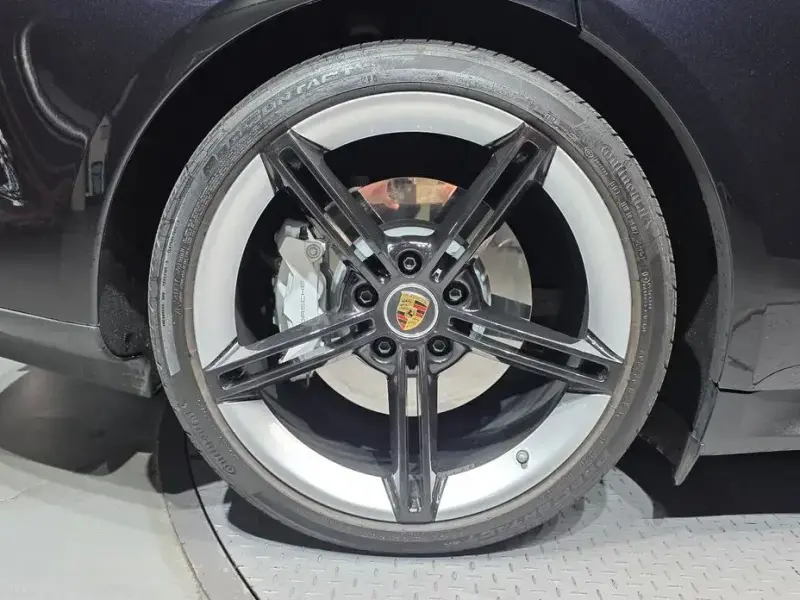 2023 Porsche Taycan с пробегом 22 700 км