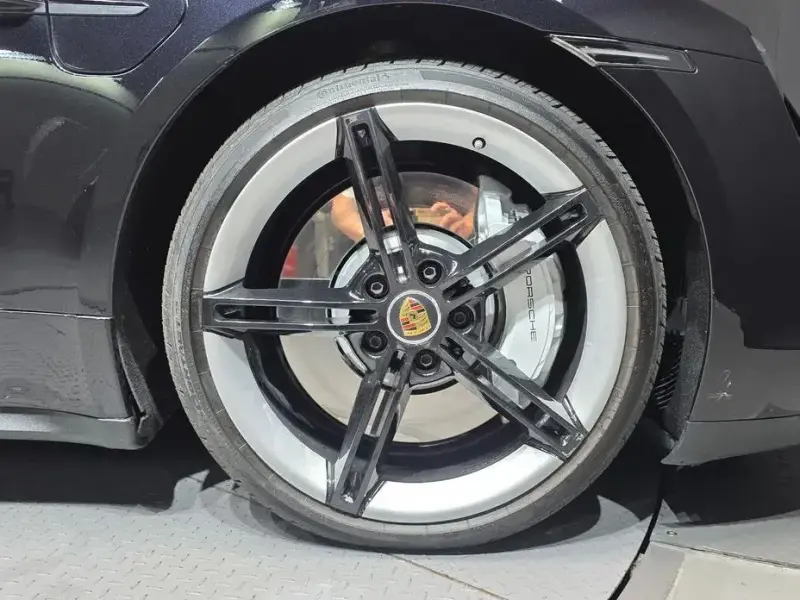 2023 Porsche Taycan с пробегом 22 700 км