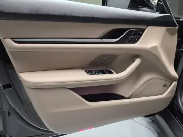 2023 Porsche Taycan с пробегом 22 700 км