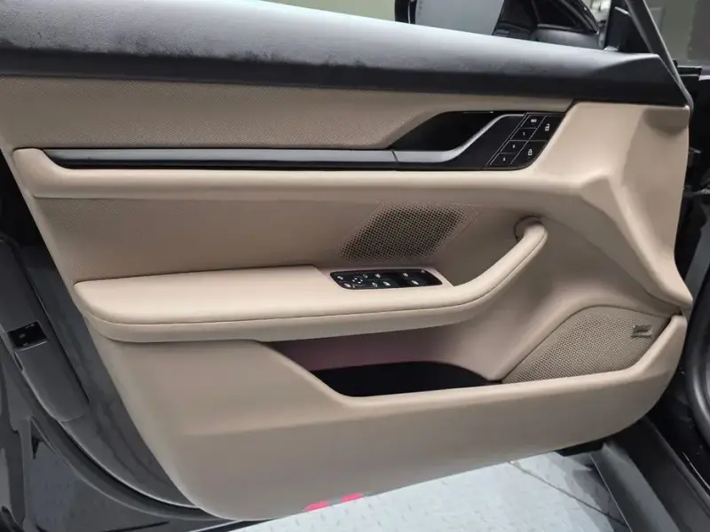 2023 Porsche Taycan с пробегом 22 700 км