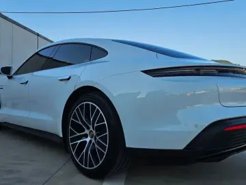 2023 Porsche Taycan с пробегом 29 600 км