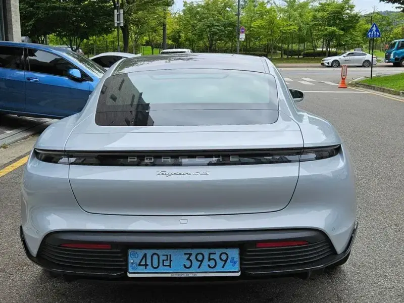 2021 Porsche Taycan с пробегом 26 000 км