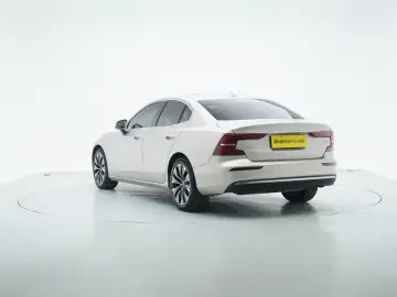 2026 Volvo S60 с пробегом 4 500 км