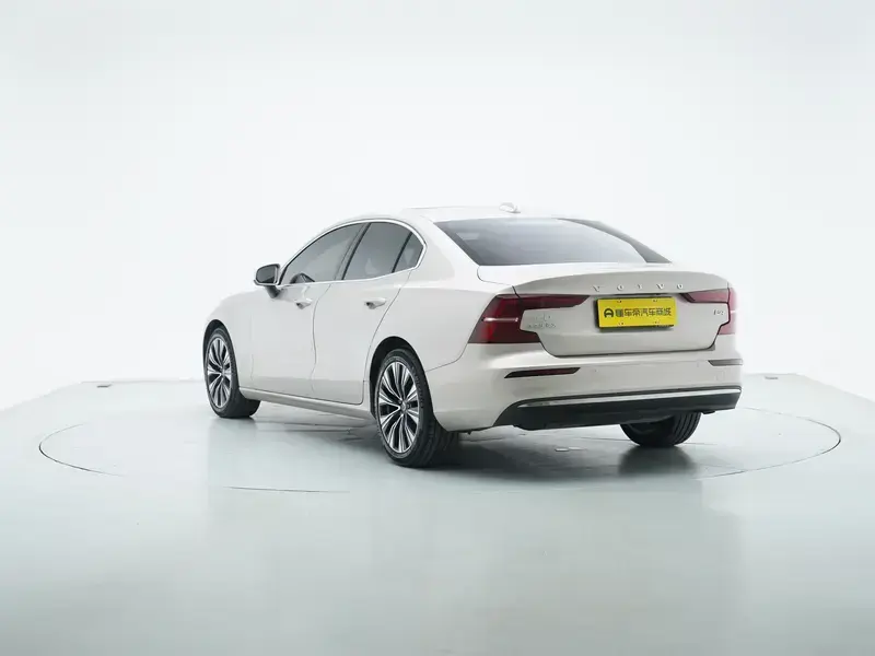 2026 Volvo S60 с пробегом 4 500 км