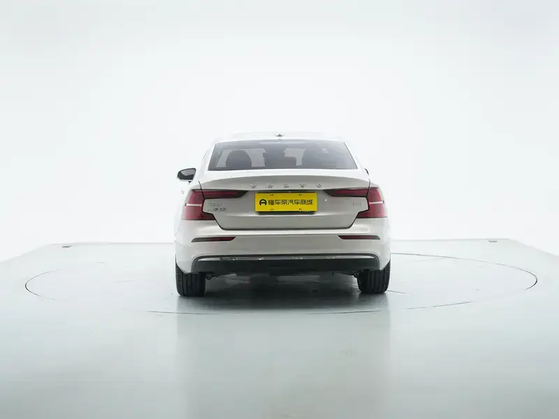 2026 Volvo S60 с пробегом 4 500 км
