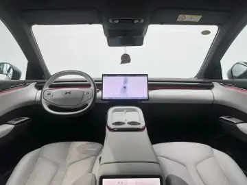2025 Xpeng G7 с пробегом 100 км