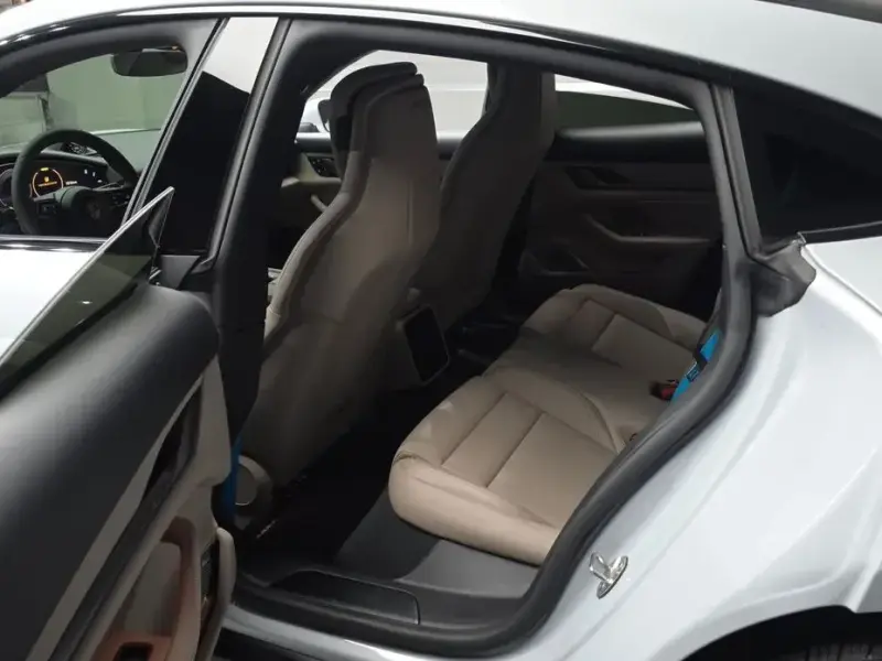 2025 Porsche Taycan с пробегом 9 326 км